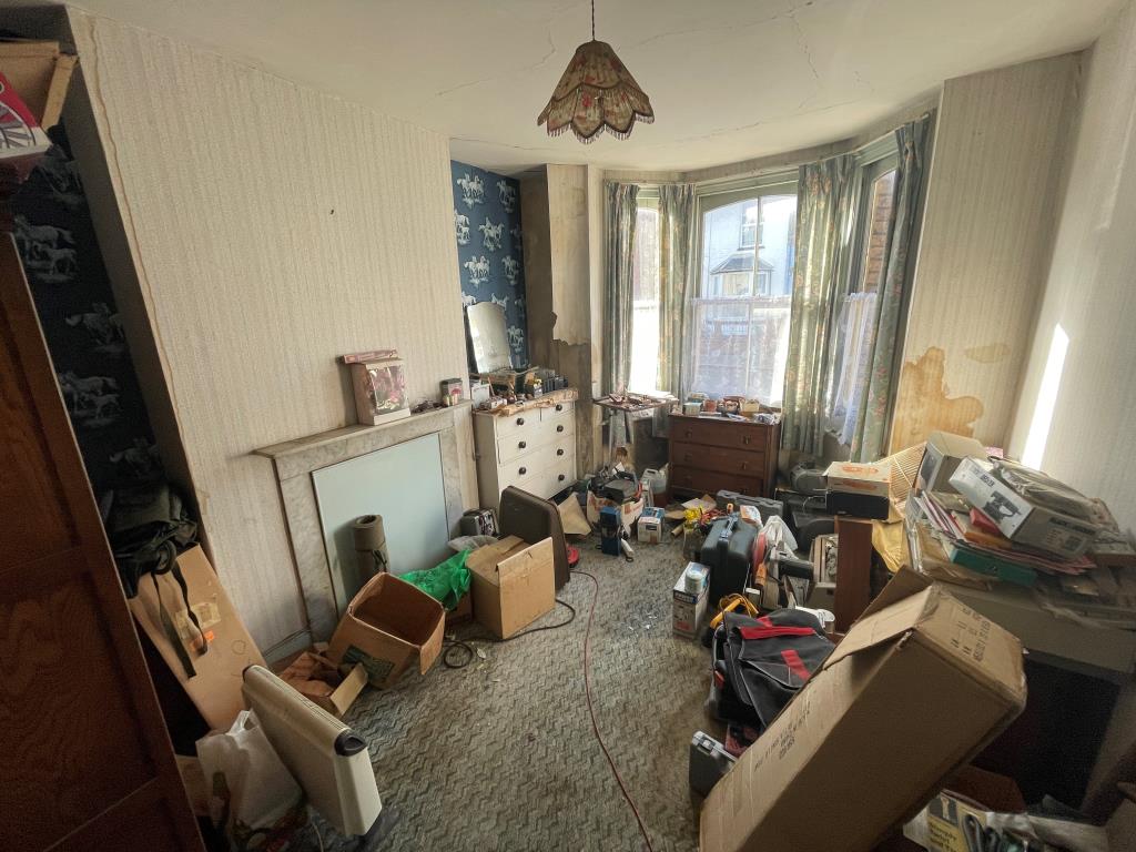Lot: 134 - END-TERRACE HOUSE FOR REFURBISHMENT - Bedroom with bay window